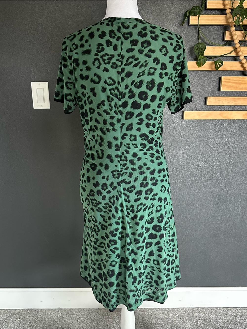Cabi Green Leopard Print Ruched Midi Dress Size M Stretch - Picture 5 of 6
